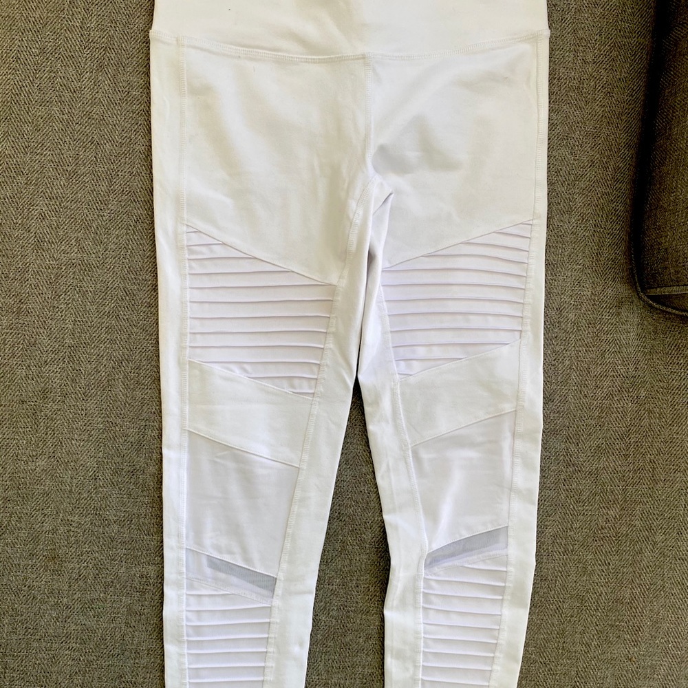 Alo Yoga Legging RN #87370. White, lightly used yet new condition.